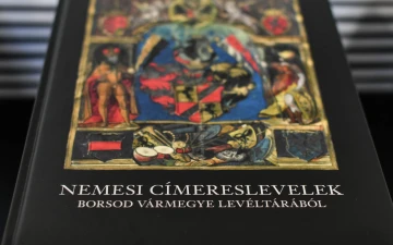 Nemesi címerlevelek könyv
